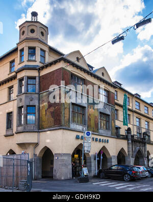 Stuttgart, vieux marché extérieur markthalle et façade de bâtiment historique avec des gables, tour & art mural peint Banque D'Images