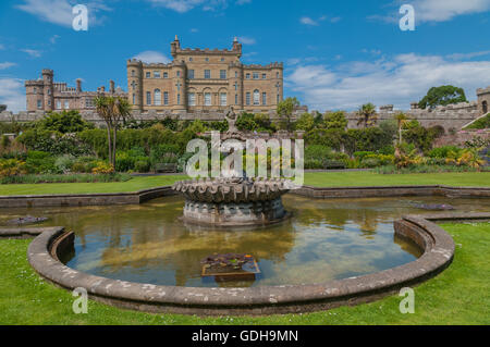 Le Château de Culzean avec fontaine et fleurs et terrasse, parc pays culzean nr maybole South Ayrshire, Ecosse Banque D'Images