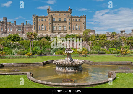 Le Château de Culzean avec fontaine et fleurs et terrasse, parc Pays Culzean nr Maybole South Ayrshire, Scotland UK 07/2011 Banque D'Images