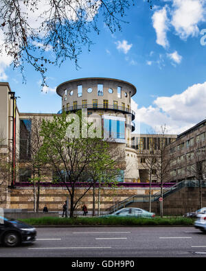 L'Université d'État de Stuttgart de musique et arts de la scène de couple vue depuis l'école de musique et théâtre sur le toit du bâtiment Banque D'Images