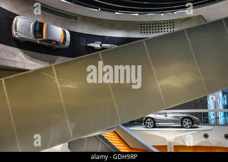 Intérieur du Musée Mercedes-Benz, Stuttgart, Allemagne. Affichage des voitures classiques en musée moderne Banque D'Images