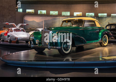 Musée Mercedes-Benz, Stuttgart, Allemagne. 1951 Mercedes-Benz 300 S Cabriolet A & 1955 Mercedes Benz 300 SL Gullwing Coupé. Banque D'Images