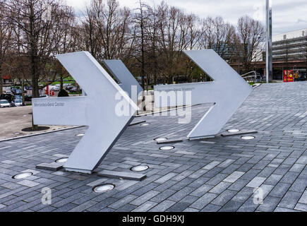 Musée Mercedes-Benz, Stuttgart, Allemagne. Flèches indiquant l'entrée du bâtiment Banque D'Images