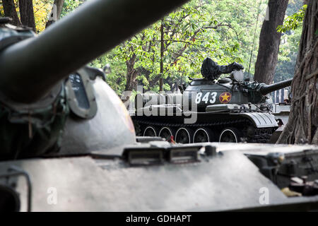 Réplique du char T-55 de l'APVN, numérotées 843 et 390, qui ont pris d'assaut les portes du Palais présidentiel le 30 avril, 1975 Banque D'Images