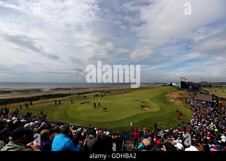 Une vue générale des USA's Phil Mickelson et le Suédois Henrik Stenson au 1er vert pendant quatre jours de l'Open Championship 2016 au Royal Troon Golf Club, South Ayrshire. Banque D'Images