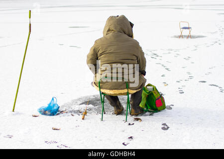 La pêche sur glace en hiver Banque D'Images