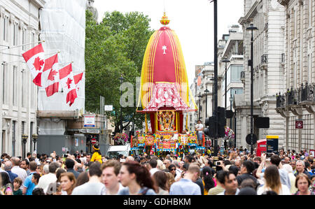 Un char colorés se retrouvent dans Trafalgar Square, dans le centre de Londres, pour célébrer le 50e anniversaire de l'Association internationale pour la conscience de Krishna (ISKCON) lors de Ratha-Yatra, festival de chars dans le calendrier hindou. Banque D'Images