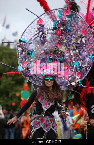 Les participants au cours de l'Edinburgh Jazz & Blues Festival Parade 2016 comme il fait son chemin le long de Princes Street à Édimbourg, sur le monticule à l'extrémité ouest de Princes Street. Banque D'Images