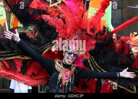 Les participants au cours de l'Edinburgh Jazz & Blues Festival Parade 2016 comme il fait son chemin le long de Princes Street à Édimbourg, sur le monticule à l'extrémité ouest de Princes Street. Banque D'Images