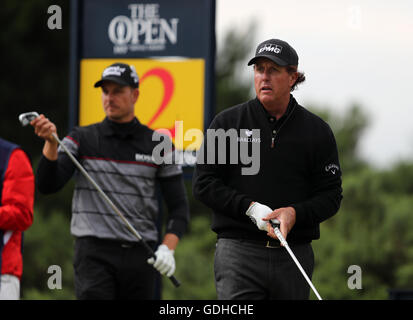 USA's Phil Mickelson et le Suédois Henrik Stenson (à gauche) au cours de la quatrième journée du championnat ouvert 2016 de Royal Troon Golf Club, South Ayrshire. Banque D'Images