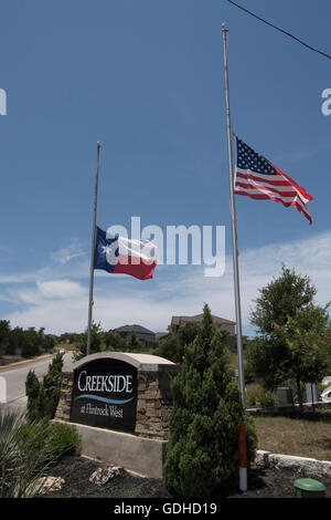 Je vois des drapeaux en berne, près de la Texas accueil de la famille de 2 Américains tués dans l'attaque terroriste du 14 juillet à Nice France Banque D'Images