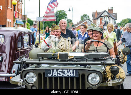 Woodhall Spa, Lincolnshire, Royaume-Uni. 16 juillet, 2016. La cinquième conférence annuelle de Woodhall Spa 1940 Festival attire 20 000 visiteurs durant le week-end, qui célèbre le meilleur de la vie sur le front de l'intérieur britannique de la Seconde Guerre mondiale dans les années 40. Après une ouverture de Service du souvenir dans l'église du village, Cour le jour s'est déroulé avec les épouses de militaires Choir et 1940 interprètes ainsi qu'une guerre mondiale deux groupe de reconstitution 'digging in' et vivant dans les bois pour le week-end. Crédit : Matt Limb/Alamy Live News Banque D'Images