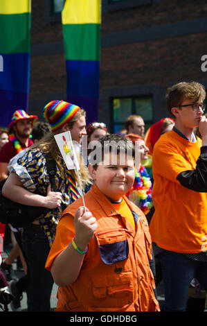 Hull, Royaume-Uni. 16 juillet, 2016. Boy holding flag Crédit : Paul/Saripo Alamy Live News Banque D'Images