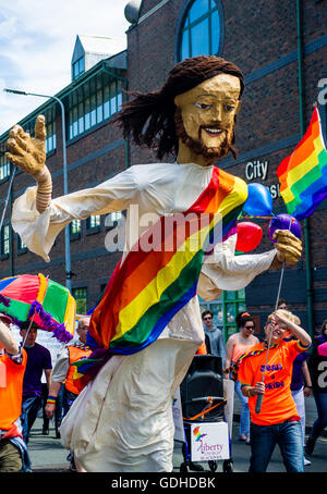 Hull, Royaume-Uni. 16 juillet, 2016. Jésus marchant au né de cette façon. la liberté à Blackpool église hull pride Crédit : Paul/Saripo Alamy Live News Banque D'Images