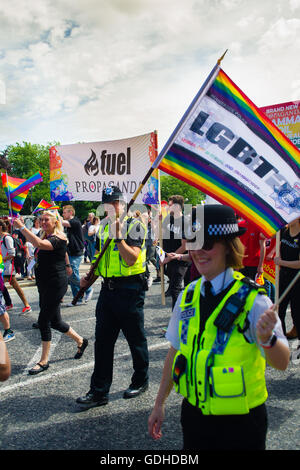 Hull, Royaume-Uni. 16 juillet, 2016. Humberside Réseau LGBT Police Policier drapeau drapeau holding Crédit : Paul/Saripo Alamy Live News Banque D'Images