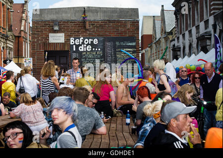 Hull, Royaume-Uni. 16 juillet, 2016. Les gens et bucket list à fierté Crédit : Paul Saripo/Alamy Live News Banque D'Images