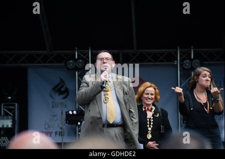 Hull, Royaume-Uni. 16 juillet, 2016. Le maire et l'amiral de l'Humber, signataire de la fierté de la coque s'ouvre en arrière-plan Crédit : Paul/Saripo Alamy Live News Banque D'Images