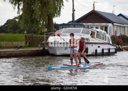 Norfolk Broads, UK. 16 juillet, 2016. La sixième Race SUP Classic Classic". Dix et cinq milles entre cours Comment Hill nature reserve et Martham passant par les ruines de l'abbaye de St Benets, Thurne Wind Mill et sous faible pont médiéval à Potter Heigham, négociation d'innombrables maison de vacances de croisière et des yachts le long de la manière. Originaire de New York comme un sport, le stand up paddle boarding est un des nouveaux sports d'eau et les Broads Classic, organisé par bateaux Martham, attire des coureurs expérimentés et novices de partout dans le pays. Credit : Adrian Buck/Alamy Live News Banque D'Images