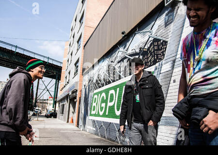 New York, New York, USA. Mar 31, 2016. Les rappeurs de tous les quartiers autour de NY se réunissent dans le Bronx et d'avoir un rap "cypher" qui est un cercle où les rappeurs sont des conversations en rime avec l'autre. Cette série est sur la scène rap réel en nous et une vie quotidienne des rappeurs locaux (MCs, DJs, Bboys, graffiti politiques etc.). Au sujet de leurs points forts et les autres parties de leur vie. Sur le vrai visage de celui-ci comme un prouvent que cette culture existe toujours à niveau non commercial. © David Tesinsky/ZUMA/Alamy Fil Live News Banque D'Images