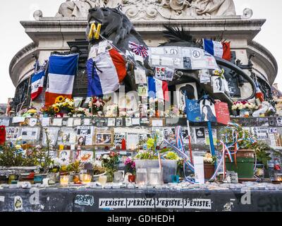 16 juillet 2016 - Culte de la terreur-victimes d'attaque sur la place de la République à Paris est toujours debout, 18 mois après l'attaque Charlie Hebdo et 8 mois après les multiples coups de masse à travers la ville. Deux jours après l'attaque à Nice, les messages ont été ajoutés à l'adresse de la dernière tragédie et défendre l'esprit français. Credit : Aurélien Foucault/ZUMA/Alamy Fil Live News Banque D'Images