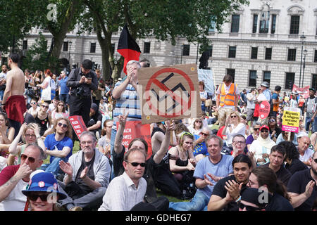 Londres, Royaume-Uni - 16 juillet : des centaines de personnes prennent part à une manifestation à l'extérieur des bureaux de la BBC à Portland Place et mars au Parlement Square WC1, united en exigeant la fin de l'austérité, non au racisme et exigeant et fin à la règle du parti conservateur. La manifestation du 16 juillet, appelé par l'Assemblée du peuple et du peuplement jusqu'à le racisme est la réponse positive et united après le référendum Brexit. Photo par voir Li Banque D'Images