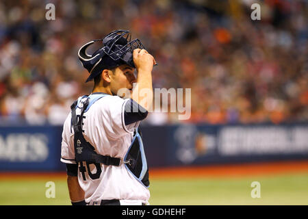 Saint Petersburg, Florida, USA. 16 juillet, 2016. Vous VRAGOVIC | fois.Rays de Tampa Bay catcher Luc Maile (46) ajuste son masque pendant le match entre les Orioles de Baltimore et les Rays de Tampa Bay au Tropicana Field à Saint-Pétersbourg, en Floride, le samedi, 15 juillet, 2016. © Vous Vragovic/Tampa Bay Times/ZUMA/Alamy Fil Live News Banque D'Images