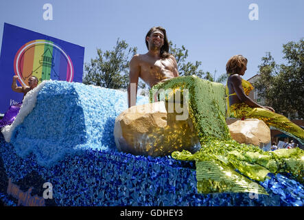 San Diego, Californie, USA. 16 juillet, 2016. 16 juillet 2016 - San Diego, CA, États-Unis - l'hôtel del Coronado flottent les sirènes et les mermen. En plus des habituelles festivités, le San Diego Pride parade LGBT et de sécurité plus élevé en vedette sur les souvenirs des victimes de l'impulsion d'Orlando. prise de masse de nuit Photo de David : David Poller Poller/ZUMA/Alamy Fil Live News Banque D'Images