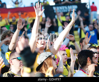 Columbus, États-Unis d'Amérique 16 juillet 2016. 16 juillet 2016 : Columbus Crew SC fans leur racine sur l'équipe dans le match contre DC United. Columbus, Ohio, USA. (Brent Clark/Alamy Live News) Banque D'Images