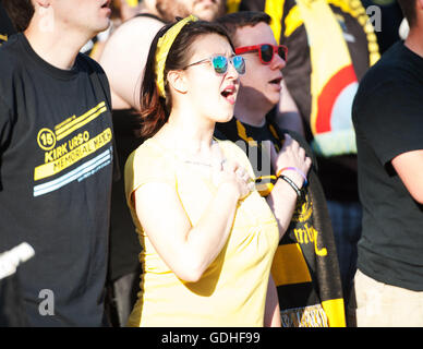 Columbus, États-Unis d'Amérique 16 juillet 2016. 16 juillet 2016 : Columbus Crew fan SC resectfully chante le 'Star Spangled Banner' avant le match contre DC United. Columbus, Ohio, USA. (Brent Clark/Alamy Live News) Banque D'Images