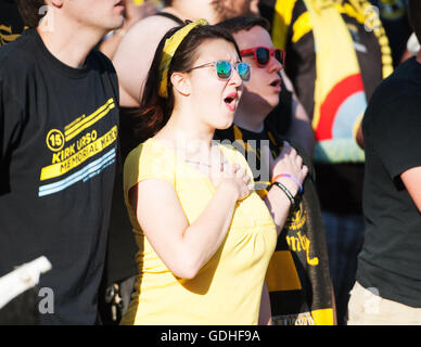 Columbus, États-Unis d'Amérique 16 juillet 2016. 16 juillet 2016 : Columbus Crew fan SC resectfully chante le 'Star Spangled Banner' avant le match contre DC United. Columbus, Ohio, USA. (Brent Clark/Alamy Live News) Banque D'Images