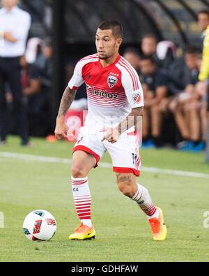 Columbus, États-Unis d'Amérique 16 juillet 2016. 16 juillet 2016:D.C. Le milieu de terrain des Luciano Acosta (11) manipuler le ballon dans le match contre Columbus Crew SC. Columbus, Ohio, USA. (Brent Clark/Alamy Live News) Banque D'Images