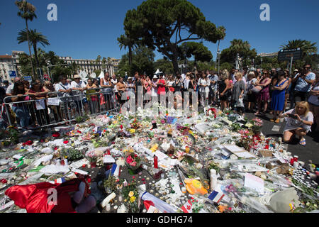 Nice, France. 16 juillet, 2016. Les gens se rassemblent pour commémorer les victimes de l'attaque sur scène à la Promenade des Anglais à Nice, France, le 16 juillet 2016. La Promenade des Anglais à Nice rouverte samedi après une attaque meurtrière a eu lieu ici, qui a tué 84 personnes. Credit : Xu Jinquan/Xinhua/Alamy Live News Banque D'Images