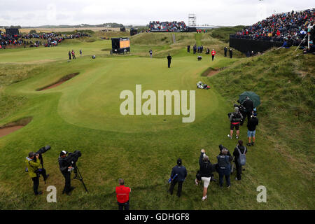 South Ayrshire, Ecosse. 16 juillet, 2016. (L-R) Phil Mickelson (USA), Henrik Stenson (SWE) Henrik Stenson Golf : lignes de la Suède jusqu'au 8ème orifice pendant le troisième tour de la 145e British Open Championship à l'Old Course, Royal Troon Golf Club à South Ayrshire, Ecosse . © Koji Aoki/AFLO SPORT/Alamy Live News Banque D'Images