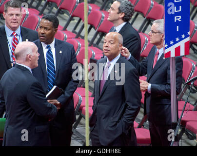 Cleveland, États-Unis. 15 juillet, 2016. United States Secretary of Homeland Security Jeh Johnson tours la Quicken Loans Arena pour observer la construction avant la Convention nationale républicaine de 2016 à Cleveland, Ohio le vendredi, Juillet 15, 2016. Credit : Ron Sachs/CNP (restriction : NO New York ou le New Jersey Journaux ou journaux dans un rayon de 75 km de la ville de New York) - AUCUN SERVICE DE FIL- © dpa/Alamy Live News Banque D'Images