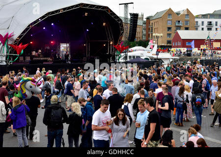 Bristol, Royaume-Uni. 16 juillet, 2016. Bristol Harbour Festival, l'événement a commencé principalement libres le vendredi soir du 15 juillet et passe au travers de 17 juillet 2016. Avec la musique à une demi-douzaine de sites ou plus nombreux buskers informelles sont aussi performants, des arts et spectacles au parc du château, diverses activités à la fois de regarder et certains voyages disponibles sur l'eau. Stands de nourriture sont situés dans la plus grande partie de la zone occupée de servir des aliments de partout dans le monde. Disponible pour des activités pour toute la famille. Crédit : Charles Stirling/Alamy Live News Banque D'Images