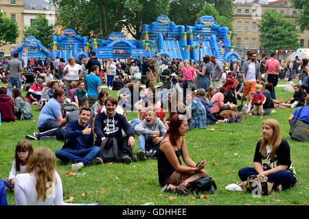 Bristol, Royaume-Uni. 16 juillet, 2016. Bristol Harbour Festival, l'événement a commencé principalement libres le vendredi soir du 15 juillet et passe au travers de 17 juillet 2016. Avec la musique à une demi-douzaine de sites ou plus nombreux buskers informelles sont aussi performants, des arts et spectacles au parc du château, diverses activités à la fois de regarder et certains voyages disponibles sur l'eau. Stands de nourriture sont situés dans la plus grande partie de la zone occupée de servir des aliments de partout dans le monde. Disponible pour des activités pour toute la famille. Crédit : Charles Stirling/Alamy Live News Banque D'Images