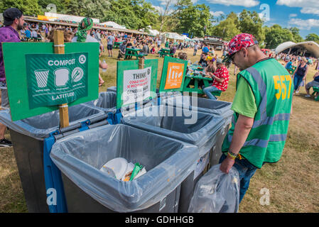 Henham Park, Suffolk, UK. 17 juillet, 2016. Le recyclage est une grande préoccupation de l'nfestival organisateurs, de sorte rubbish est clairement compartimentée - La Latitude 2016 Festival, Henham Park, dans le Suffolk. Crédit : Guy Bell/Alamy Live News Banque D'Images