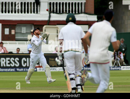 Londres, Royaume-Uni. 17 juillet, 2016. Lord's, Londres, Angleterre. Le premier test-match de cricket Investec. L'Angleterre et le Pakistan. Angleterre Guichet Keeper Jonny Bairstow célèbre après avoir attrapé le Pakistan's Mohammad Amir pour mettre fin à manches, du Pakistan fait par Stuart Crédit : Action plus large de Sports/Alamy Live News Banque D'Images