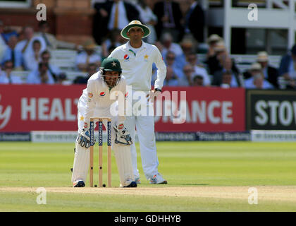 Londres, Royaume-Uni. 17 juillet, 2016. Lord's, Londres, Angleterre. Le premier test-match de cricket Investec. L'Angleterre et le Pakistan. Le Pakistan's Wicket Keeper Sarfraz Ahmed se prépare à une nouvelle action de crédit : Plus de Sports/Alamy Live News Banque D'Images