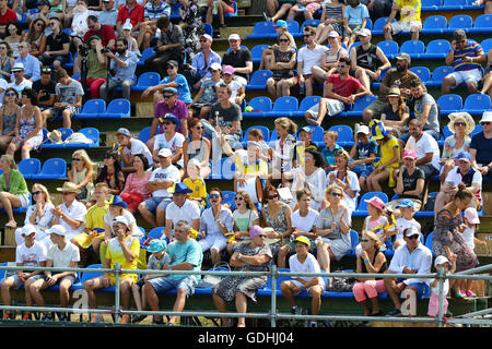 Kiev, Ukraine. 16 juillet, 2016. Les gens regardent l'BNP Paribas Davis Cup Europe/Afrique jeu paire Groupe I de la zone v de l'Ukraine à l'Autriche Campa Bucha Tennis Club à Kiev, Ukraine. Crédit : Oleksandr Prykhodko/Alamy Live News Banque D'Images