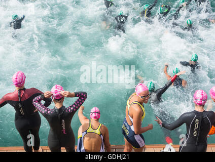 Triathlon de l'eau libre mer nager début. Banque D'Images