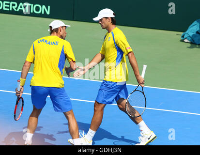 Kiev, Ukraine. 16 juillet, 2016. Denys MOLCHANOV (R) et Artem SMIRNOV de l'Ukraine réagir au cours de BNP Paribas jeu paire de Coupe Davis contre l'Autriche à Campa Bucha Tennis Club à Kiev, Ukraine. Crédit : Oleksandr Prykhodko/Alamy Live News Banque D'Images