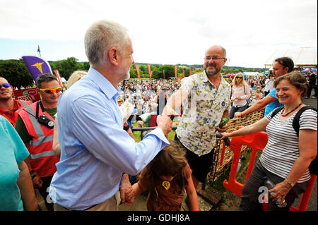 Tolpuddle Martyrs Rally, Dorset, UK. 17 juillet 2016. Leader du travail Jeremy Corbyn, serre la main après avoir un avec selfies membre du public. Photo de Graham Hunt/Alamy Live News. Banque D'Images