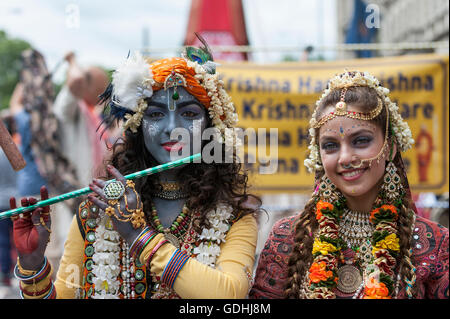 Londres, Royaume-Uni. 17 juillet 2016. Les filles s'habiller comme Le Seigneur Krishna et à son épouse. Les dévots de célébrer le festival annuel Rathayatra ('panier festival'), dans le centre de Londres. Adeptes Hare Krishna remorqué trois énormes charrettes décorées de Hyde Park corner à Trafalgar Square, chantant et dansant tout le chemin. Crédit : Stephen Chung / Alamy Live News Banque D'Images