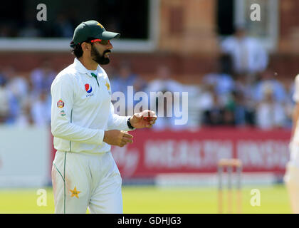 Londres, Royaume-Uni. 17 juillet, 2016. Lord's, Londres, Angleterre. Le premier test-match de cricket Investec. L'Angleterre et le Pakistan. Le Pakistan&# x2019;s Le Capitaine Misbah-ul-Haq avec le match ball Crédit : Action Plus de Sports/Alamy Live News Banque D'Images