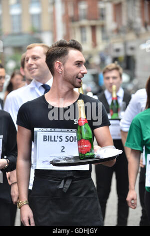 Soho, London, UK. 17 juillet, 2016. La traditionnelle Course de garçons de Soho, où les serveurs de Soho bars et restaurants autour de course Banque D'Images