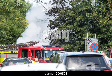 A606 Leicestershire RTA 17 Juillet 2016 : Air Ambulance dans les terres près de bye domaine d'assister à une vérification en temps réel sur l'A 606 à Melton Oakham, deux pompiers présents. © Clifford Norton/Alamy vivre Banque D'Images