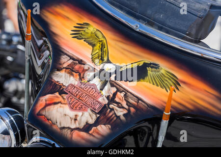 Travail de peinture personnalisée sur une Harley Davidson à l'American voitures et motos rassemblement dans la Plaza de la basilique de candelaria, Tenerife. Banque D'Images