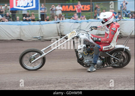 Kings Lynn, Norfolk, Royaume-Uni. 16.07.2016. Cinquième Festival de la saleté Quake Arena, Flux Adrian Norfolk. Quake est saleté course vélo de route sur un chemin de terre. Mécanicien de camions, Mortorbike Racer et celebrity Guy Martin les courses sur un cheval fou Harley Davidson (photo) et World Superbike racer, Carl Fogerty courses MBE un triomphe. Catégories : vélo de route inappropriée, mesdames, et Street Tracker. Banque D'Images