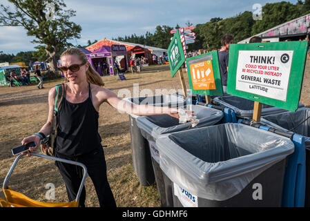 Henham Park, Suffolk, UK. 17 juillet, 2016. Ordures et recyclage signifie beaucoup de décisions sur lesquelles bin d'utiliser la Latitude 2016 - Festival, Henham Park, dans le Suffolk. Crédit : Guy Bell/Alamy Live News Banque D'Images